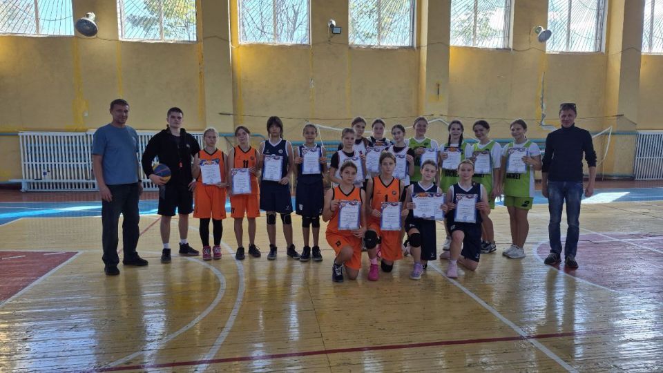 Турнир по стритболу. 27 сентября на базе спортзала «Кристалл» Петровского комплекса спортивных сооружений прошел турнир по стритболу, посвященный Дню воссоединения России с Луганской Народной Республикой среди девушек 2010...