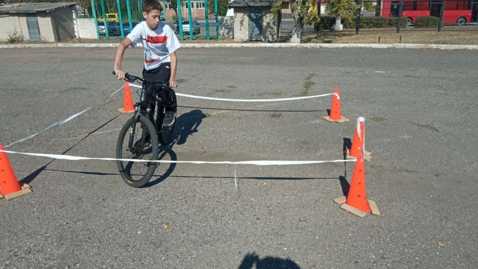 Молодежная велоэстафета «Веселый старт» прошла в Лутугинском муниципальном округе