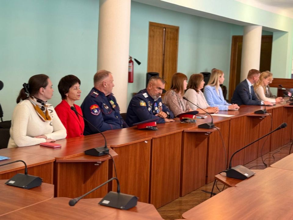 Виктория Сергеева: Сегодня совместно с сенатором Совета Федерации от Луганской Народной Республики Дарьей Сергеевной Лантратовой, а также депутатом Народного Совета Алексеем Юрьевичем Белецким приняли участие в заседании...