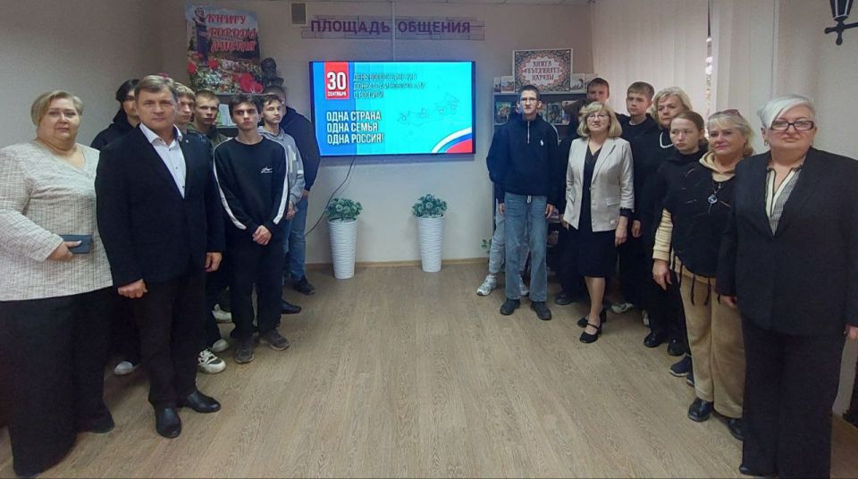 Роман Лысенко: Мы – Россия! Мы – вместе!. В рамках сотрудничества с библиотеками Вологодской области 29 сентября в модельной библиотеке #БИБЛИОПРОСПЕКТ города Алчевска состоялась онлайн встреча молодежи Вологды и Алчевска...