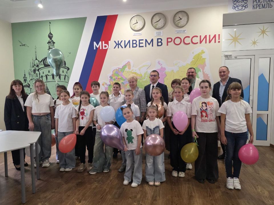 Ольга Бас: Друзья, с радостью сообщаю, что в нашем городе Брянка, на базе Дворца культуры имени Октябрьской революции, открылся новый современный детский центр, где я имела честь присутствовать