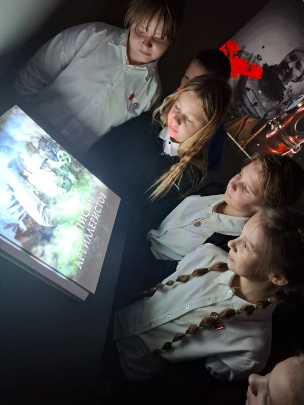 Ученики Лутугинской средней школы №2 посетили исторический парк "Россия – моя история"