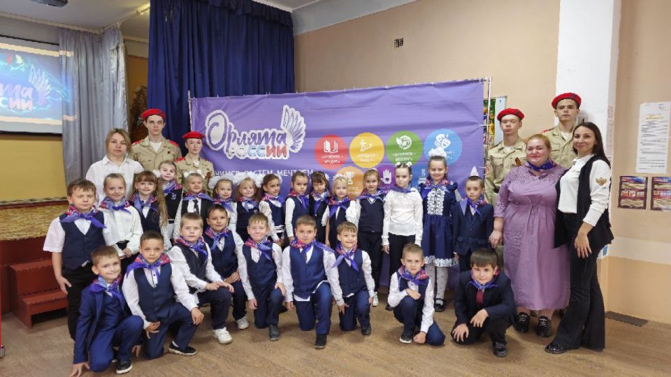 В Брянковской специализированной школе №1 состоялась торжественная церемония посвящения «Орлят-сентябрят»