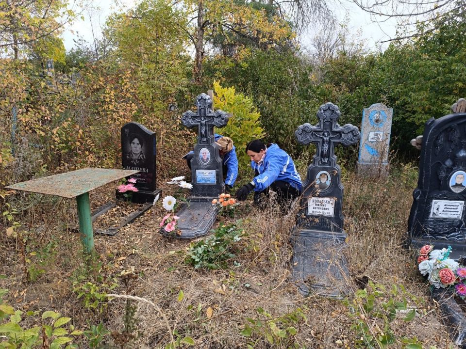 В рамках акции «Добрые дела» члены первичного отделения Всероссийской партии «Единая Россия» № 21 с. Малоивановка провели очистку захоронения участника СВО Копатько Романа Васильевича