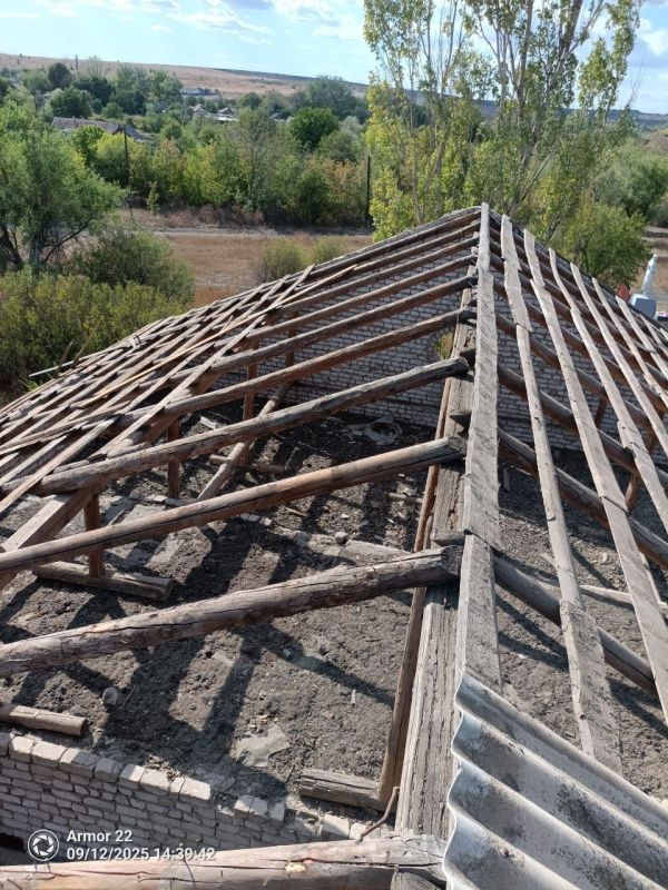 Рабочая группа Удмуртии продолжает капитальный ремонт кровли СДК в селе Македоновка