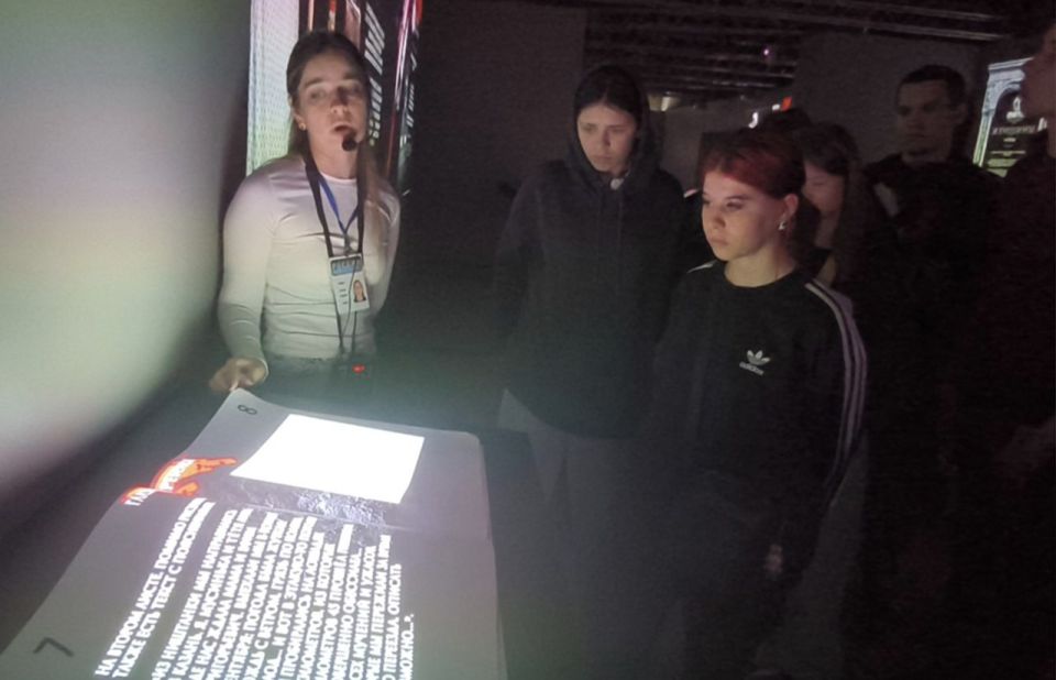 Преподаватели и студенты Лутугинского колледжа посетили мультимедийный исторический парк «Россия – Моя история»