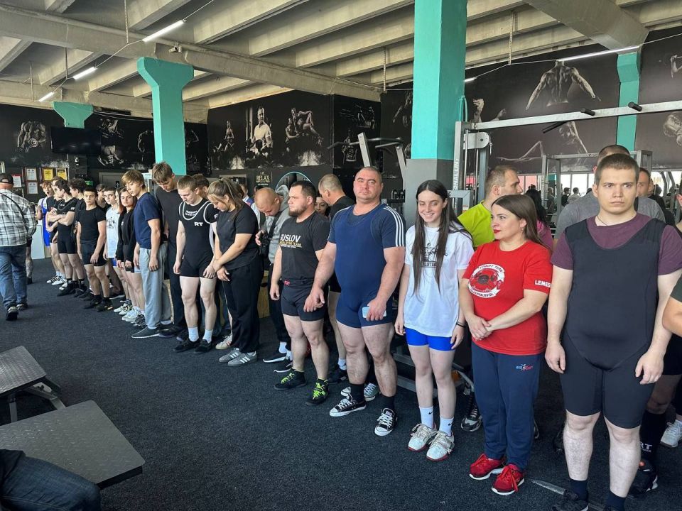 В городе Ровеньки прошел захватывающий турнир по жиму лежа, в котором приняли участие около 50 спортсменов из 7 городов Луганской Народной Республики