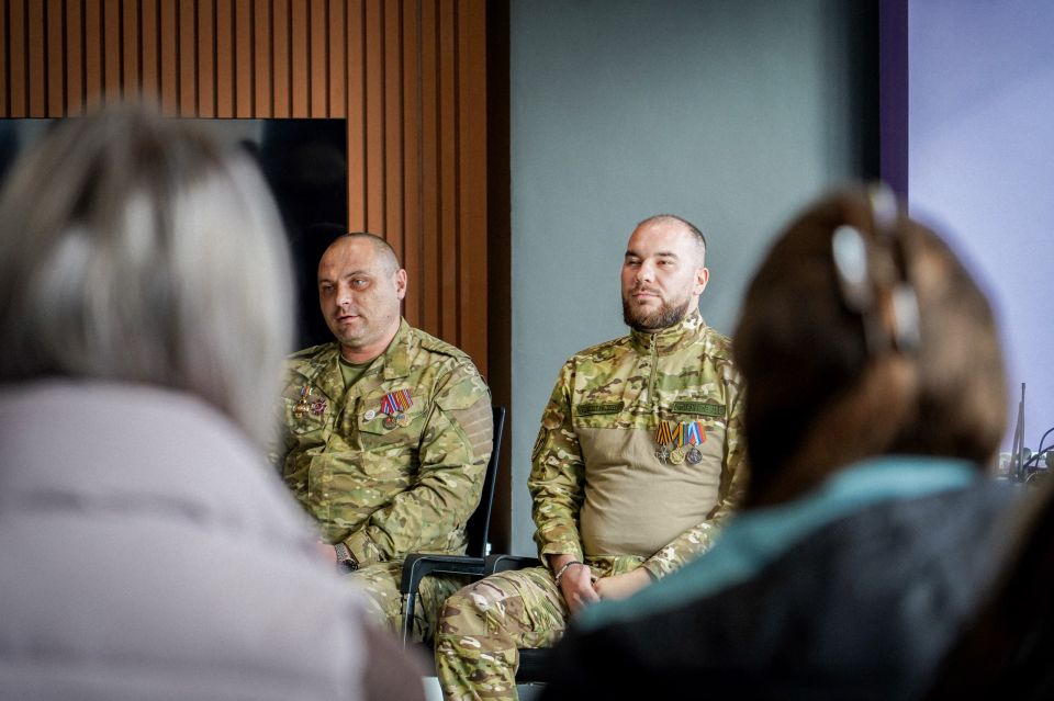 СВОим примером. О жизни на передовой, адаптации к мирной жизни и любви к своему Отечеству — об этом и другом поговорили участники СВО с молодёжью ЛНР в рамках Всероссийского проекта «Диалоги с Героями»