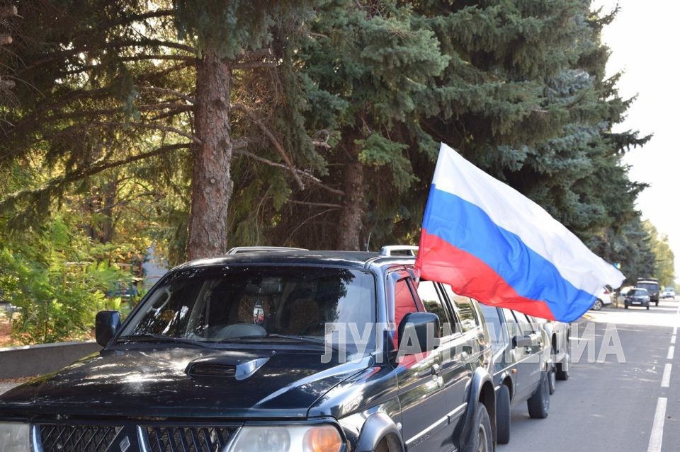 В Славяносербском муниципальном округе прошел автопробег, посвященный Дню воссоединения ДНР, ЛНР, Запорожской и Херсонской областей с Российской Федерацией