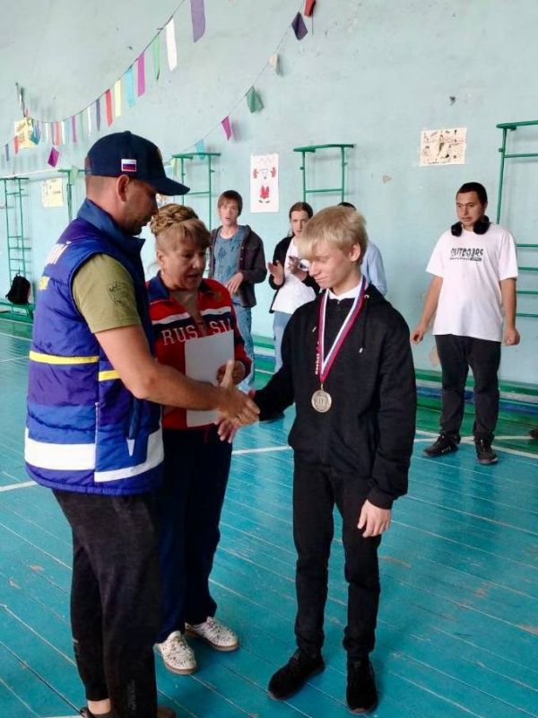 СПОРТ ОБЪЕДИНЯЕТ!. В Первомайском колледже при поддержке активистов ЛДПР и депутатов Совета округа Игоря Кишкинова и Владимира Биляныча прошла спортивная спартакиада, приуроченная ко Дню воссоединения с Россией