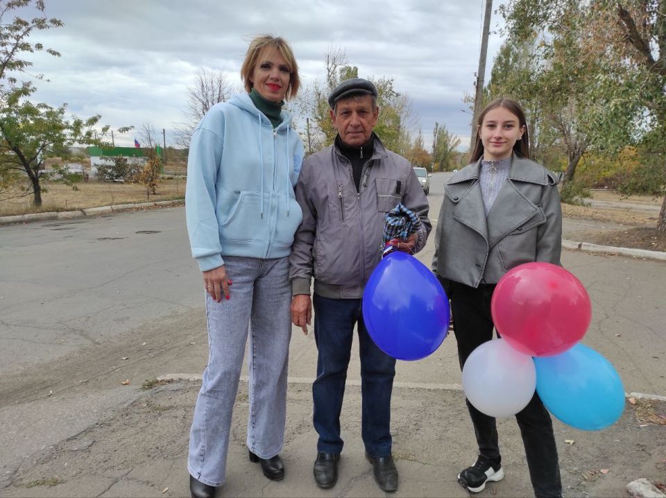 Сотрудники отдела жизнеобеспечения г.Петровское поздравили жителей города с Днём воссоединения Луганской Народной Республики с Российской Федерацией, вручая прохожим на улицах города символические ленточки и воздушные шары...