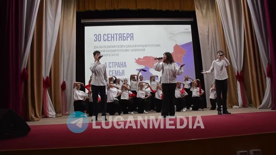 В Перевальске состоялся праздничный концерт, приуроченный ко Дню воссоединения с Российской Федерацией