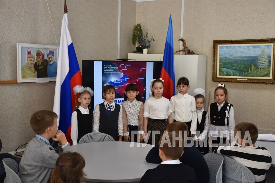На базе городского музея для юных кировчан провели мероприятие, посвященное Дню Воссоединения Донбасса и Новороссии с Россией