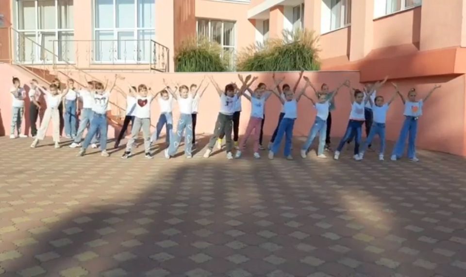 В Перевальске состоялся флешмоб ко Дню воссоединения