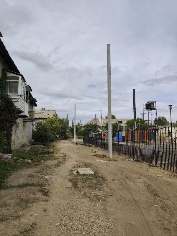 Специалисты Удмуртии заменили в сквере в Лутугино аварийные опоры линии электропередачи на новые