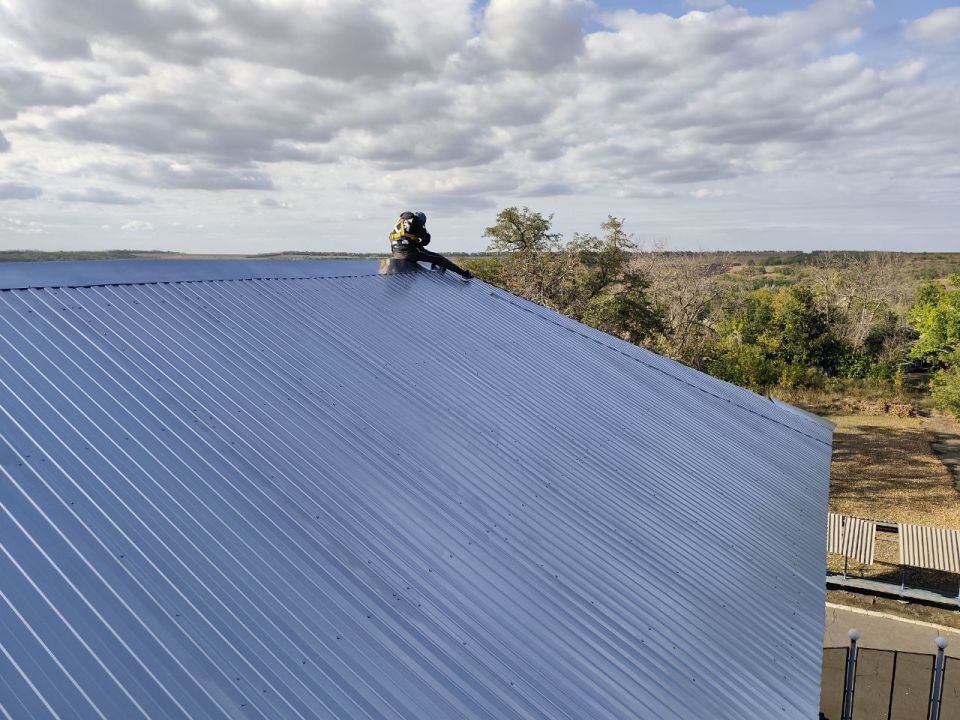 Андрей Рубанцов: В рамках программы "Развитие культуры" подходит к завершению важный этап в Доме культуры им. Горького в пгт Ясеновский – ремонт кровли!