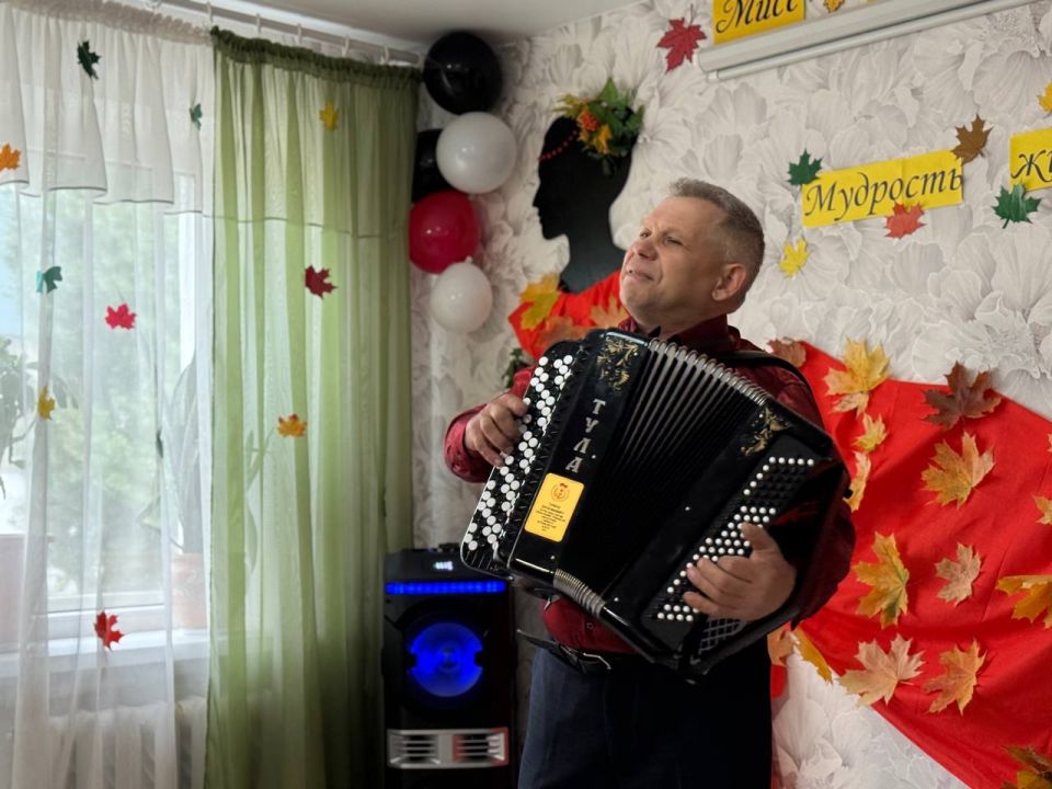 Виктория Сергеева: В Кировске прошло тёплое и душевное мероприятие, посвящённое Международному дню пожилых людей — празднику, который напоминает нам о важности уважения, поддержки и заботы о старшем поколении