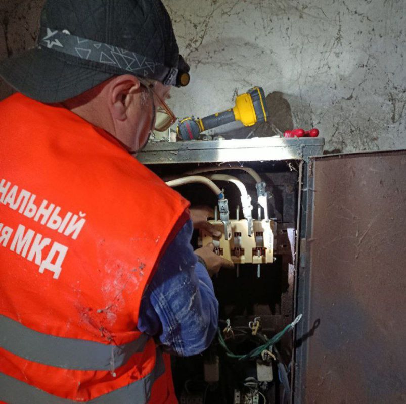 Брянковским филиалом НКО «Единый региональный фонд по управлению МКД на территории ЛНР» выполнены плановые работы по замене вводного рубильника в доме по адресу: мкр.Молодёжный, д. 7