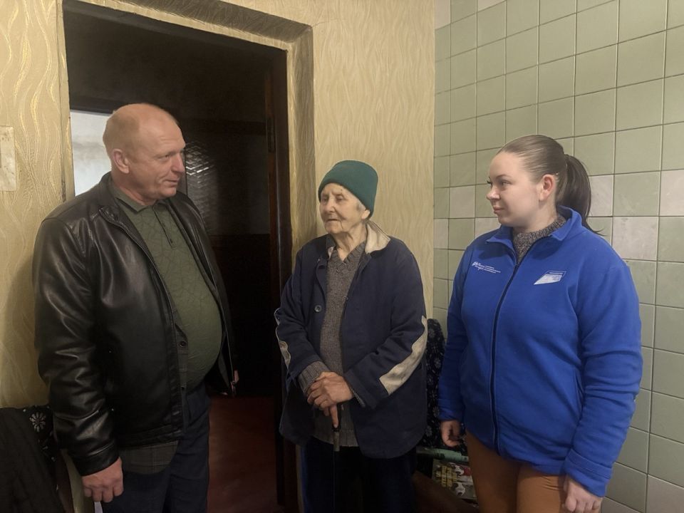 В Кировске активисты местного отделения партии «Единая Россия» в международный праздник «День пожилых людей» помогли пожилой пенсионерке с уборкой в доме