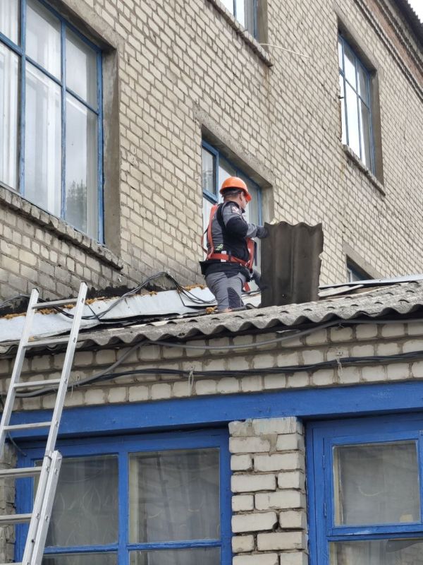 Рабочая группа Удмуртской Республики выполнила частичный ремонт кровли в школе №2 города Лутугино