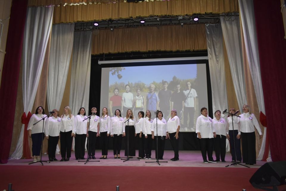 В атмосфере тепла и уважения в Перевальском районном ДК прошло торжественное мероприятие, посвященное Дню учителя