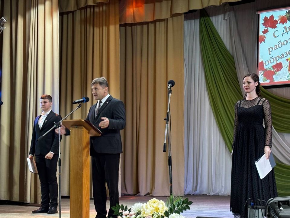 Роман Лысенко: Торжественное мероприятие педагогической общественности Алчевска собрало в зале Алчевского центра детского и юношеского творчества представителей всех уровней образования: воспитателей детских садов, школьных...