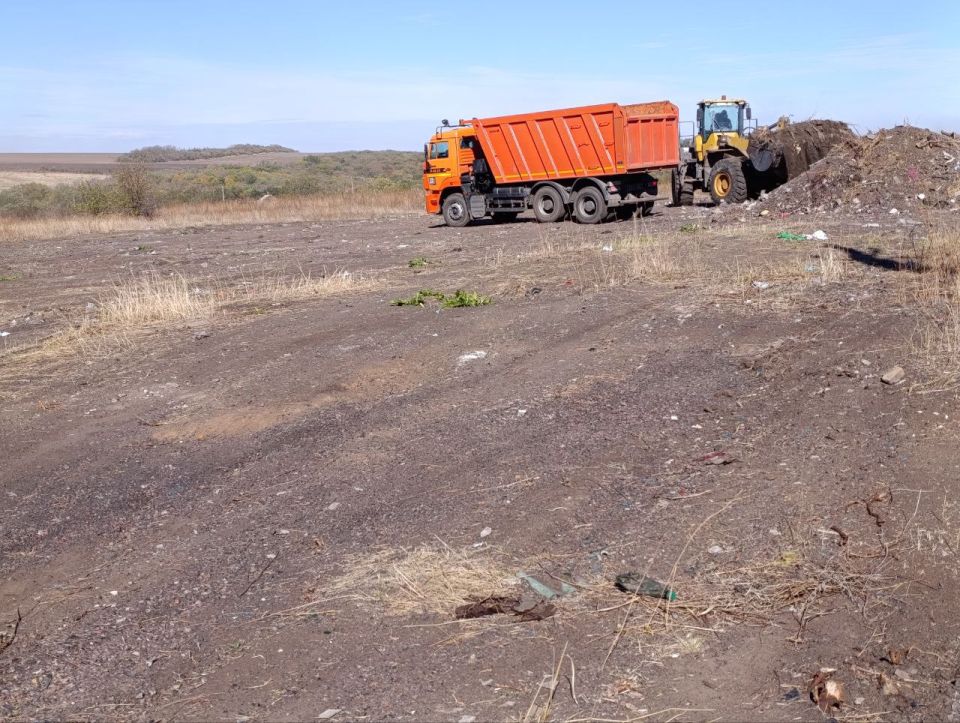 В пгт Ясеновский продолжаются работы по благоустройству территории