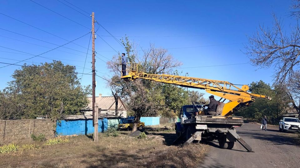 Сегодня на территории посёлка Дзержинский, на улице Индустриальная, были проведены ремонтные работы по обновлению системы уличного освещения