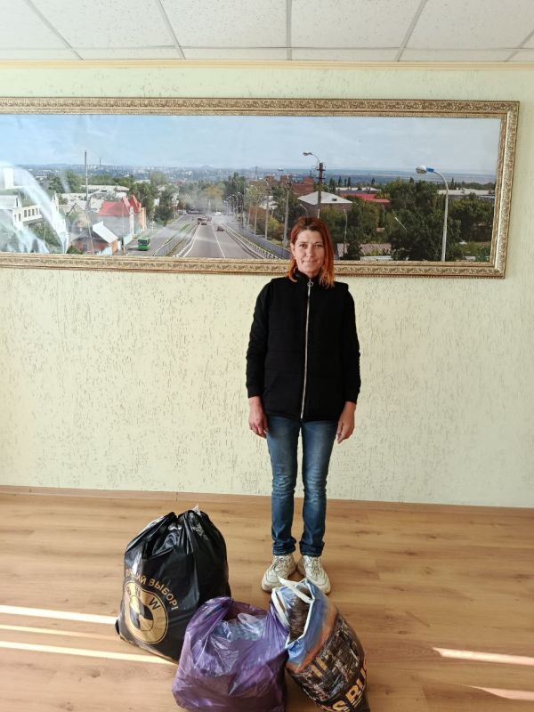 С целью оказания помощи семье признанной, находящейся в социально опасном положении председатель городской комиссии по делам несовершеннолетних и защите их прав Ольга Орлова вручили семье набор канцелярских принадлежностей...