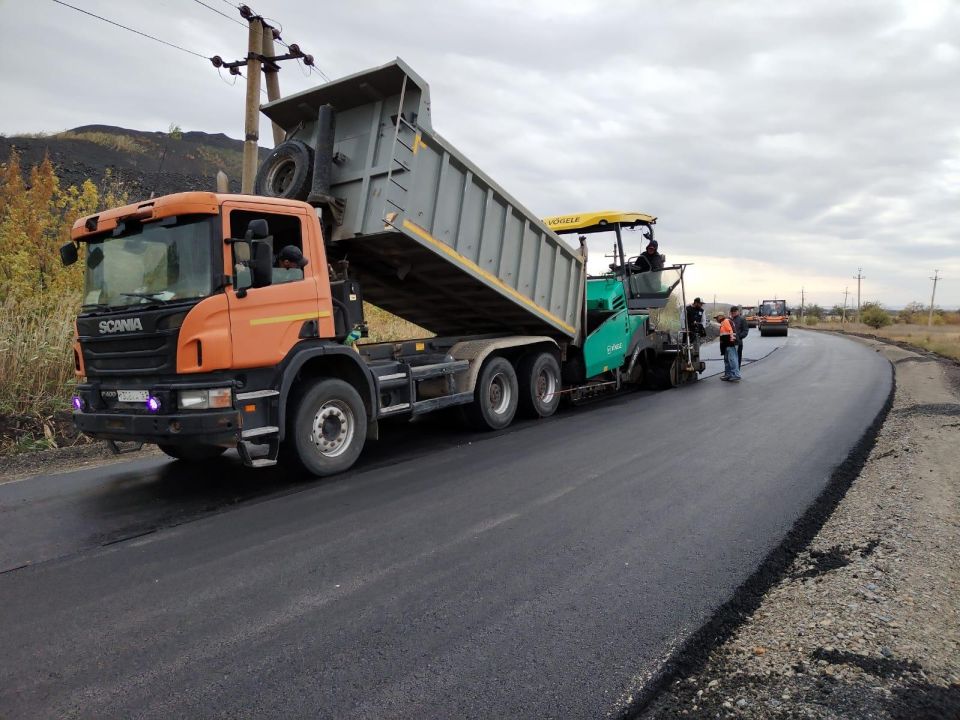 Ремонт дороги в Ровеньках от пгт Дзержинский до поворота на пгт Кленовый продолжается при поддержке Коми