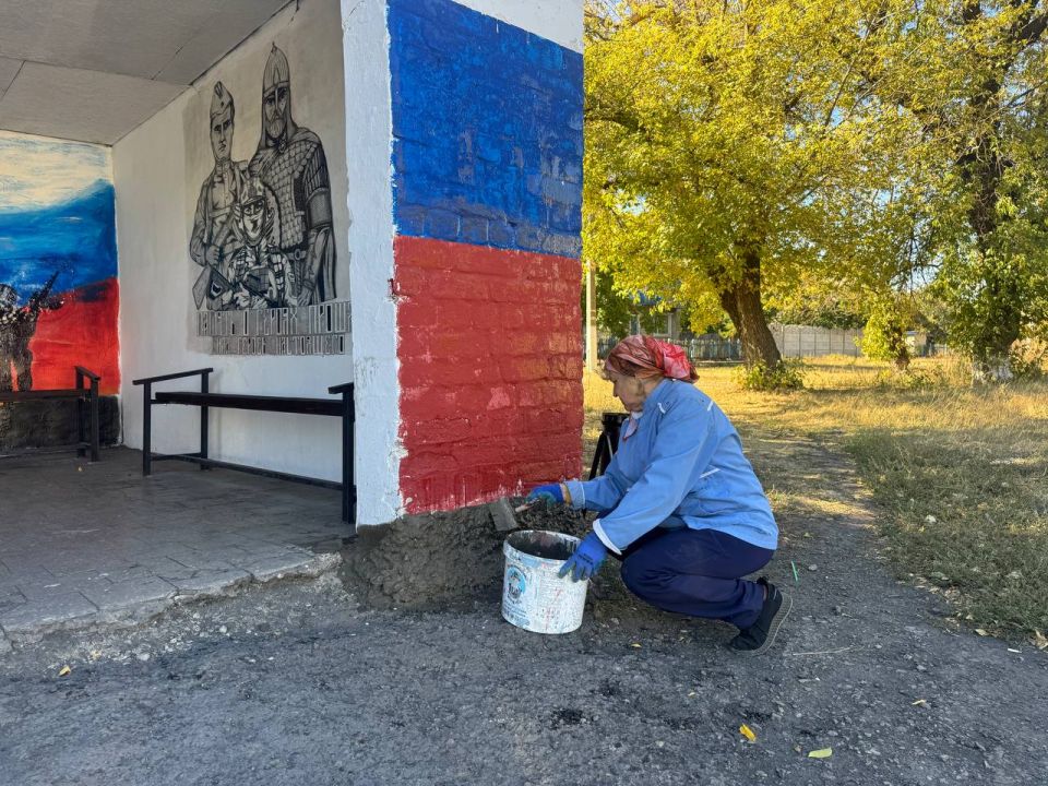 Сотрудники отдела жизнеобеспечения пгт Кленовый совместно с военнослужащими провели запланированные работы по благоустройству остановки общественного транспорта