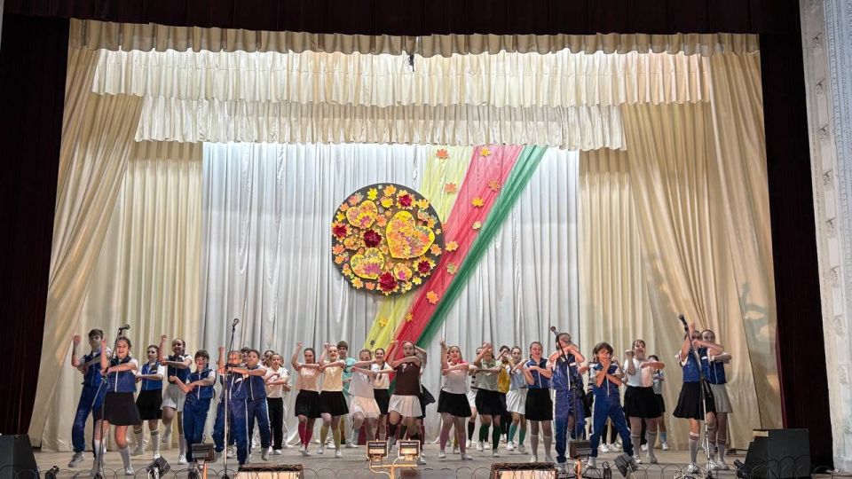 Накануне Дня учителя в Краснолучском дворце творчества детей и юношества состоялся праздничный концерт «Мудрость и вдохновение»