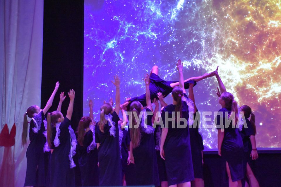 В Перевальске в преддверии профессионального праздника — Дня учителя — в районном Дворце культуры состоялся торжественный концерт