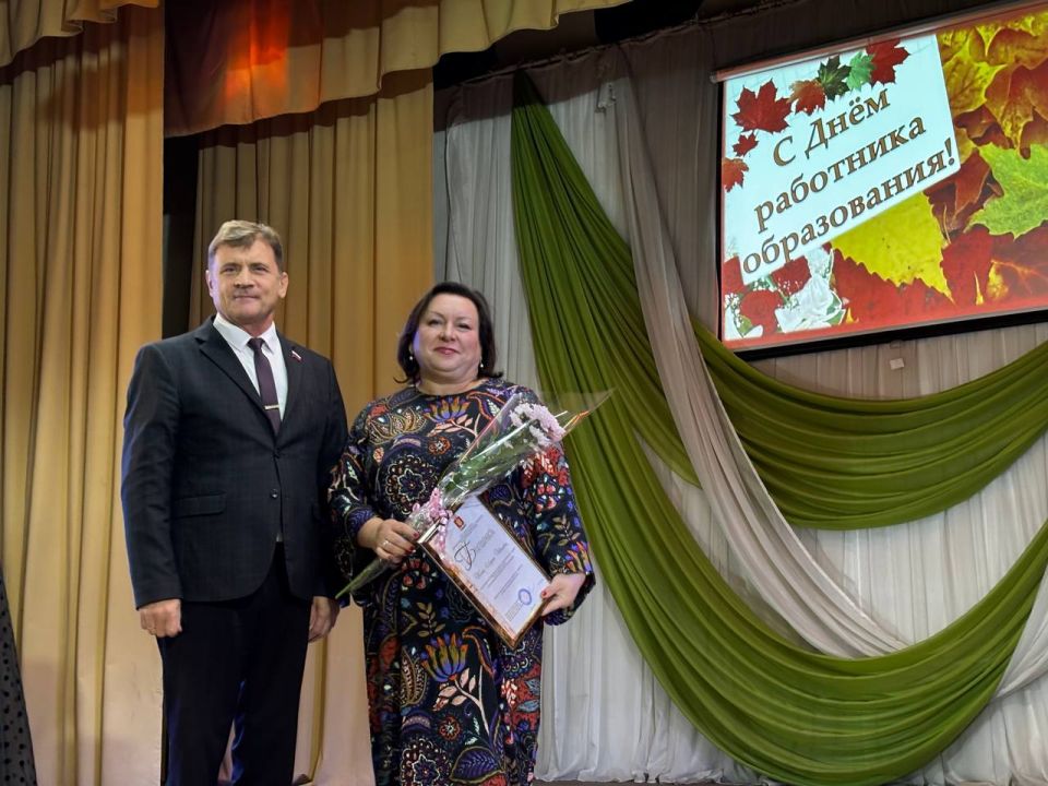 Торжественное мероприятие педагогической общественности Алчевска собрало в зале Алчевского центра детского и юношеского творчества представителей всех уровней образования: воспитателей детских садов, школьных учителей...