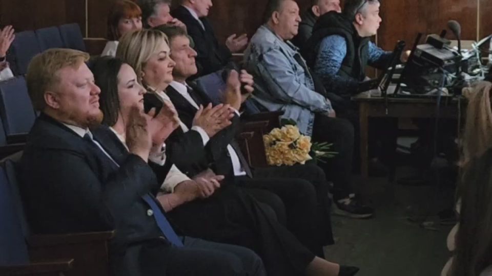 Светлана Гребенькова: Ода Учителю Вместе с Министром образования и науки Луганской Народной Республики Иваном Сергеевичем Кусовым и председателем Совета городского округа Романом Григорьевичем Лысенко приняли участие в...