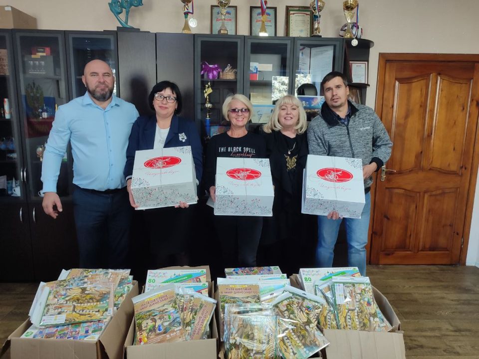 День учителя!. В преддверии Дня учителя Секретарь местного отделения партии «ЕДИНАЯ РОССИЯ», Глава Кременского МО Вячеслав Третьяков совместно с заместителем Главы, первичное отделение № 5 Ириной Смагой, поздравили...