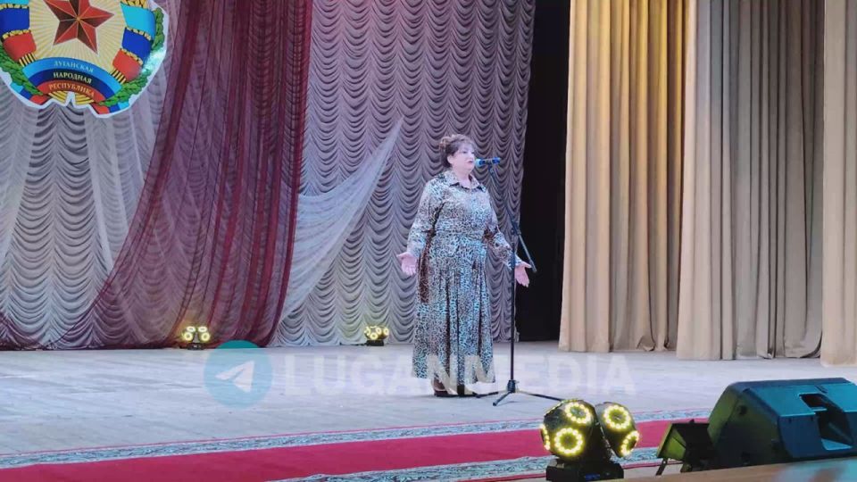 Праздничное торжество, посвященное Дню работника образования, прошло в ГДК им. Горького в Стаханове