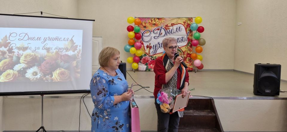 Сотрудники МБУ «Славяносербская центральная библиотека» поздравили коллектив Славяносербской школы им. Д. Полянского с Днем учителя!