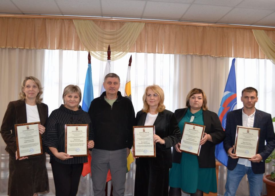 Владимир Чернев: Сегодня, в преддверии Дня учителя, имел честь вручить Благодарственные письма заслуженным педагогам Старобельского муниципального округа — тем, кто ежедневно вкладывает знания, сердце и душу в самое важное...