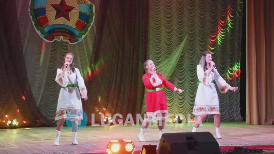 Воспитанники двух коллективов центра внешкольной работы «Синяя птица» города Кировск: творческое объединение «Волшебники двора» группа «Смайлики» и Образцовый детский коллектив «Freedom» поздравили педагогов Кировска...