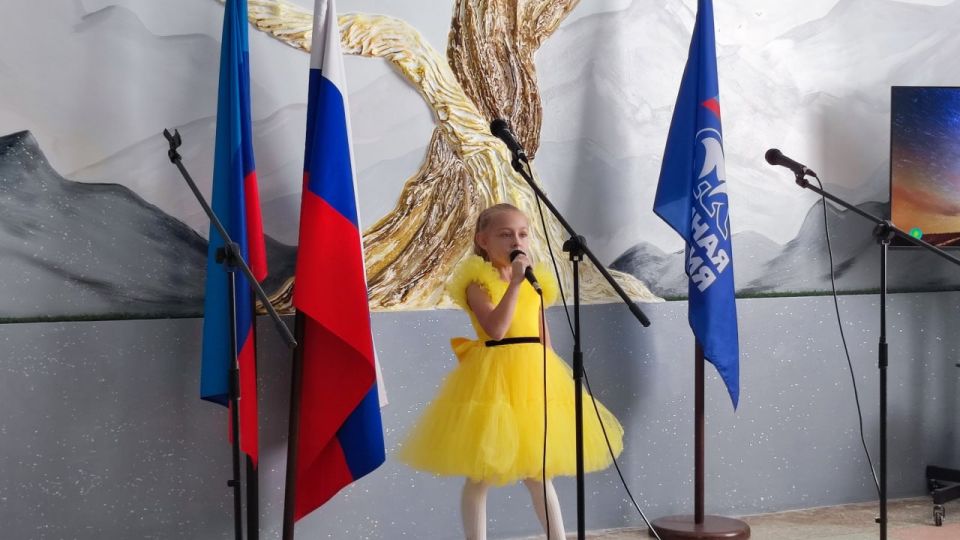 Под эгидой ВПП «Единая Россия» в Молодогвардейском Дворце культуры «Юность» прошла поздравительная концертная открытка ко Дню учителя «Мы любим вас учителя!»