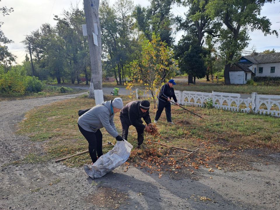 Сотрудники отдела жизнеобеспечения пгт Новодарьевка Администрации городского округа город Ровеньки, совместно с активистами ПО№11 ВПП «ЕР» пгт Новодарьевка города Ровеньки, организовали и провели субботник по благоустройству...