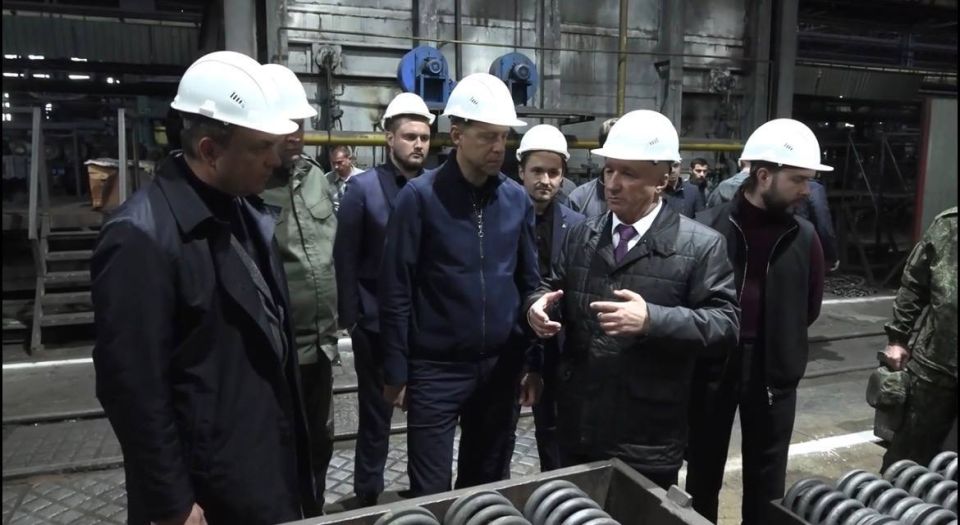 Первый вице-премьер России Денис Мантуров в ходе поездки в ЛНР посетил предприятия «Юнис» и «Лугцентрокуз имени С.С. Монятовского» и дал ряд поручений для поддержки их развития