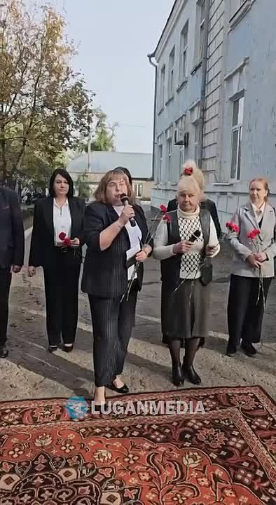 Ко Дню учителя в Старобельской средней школе № 3 открыли мемориальную стелу, посвященную учителям-фронтовикам