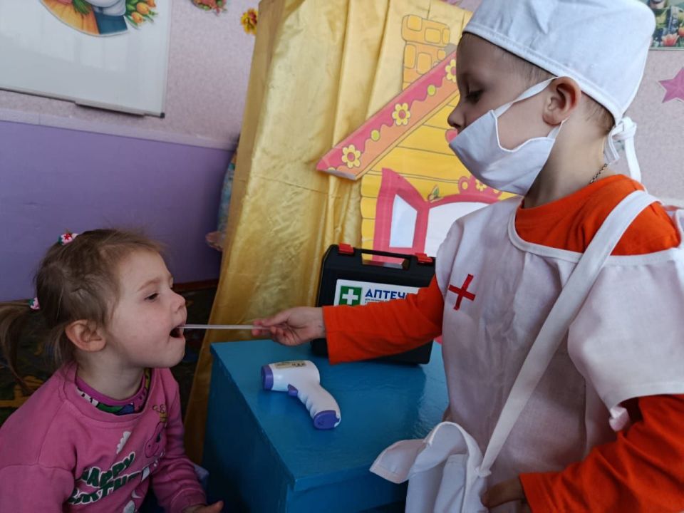 В Новодарьевском детском саду "Солнышко" прошло занятие, приуроченное к празднованию Дня гражданской обороны Российской Федерации