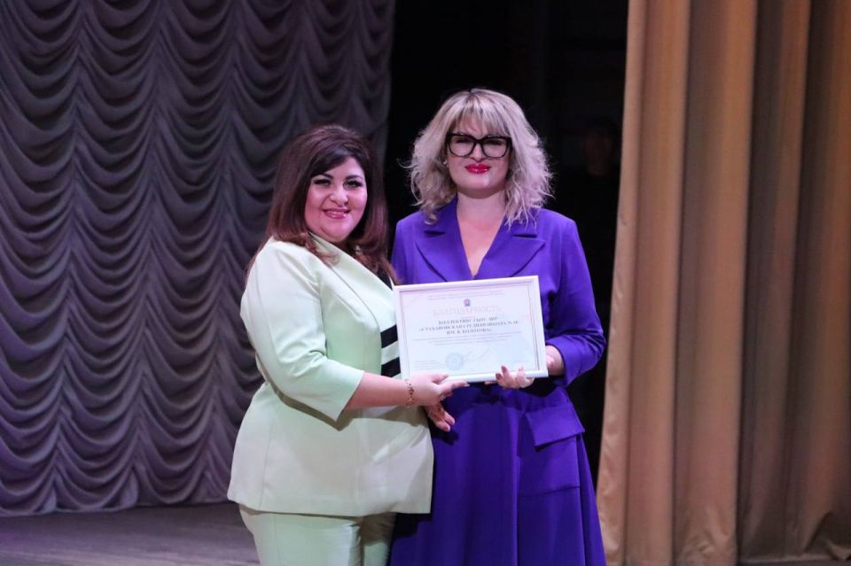 Наталия Жулинская: Педагог — звучит гордо!. Именно эти слова как нельзя лучше отражают атмосферу праздника, который объединил во Дворце культуры имени Горького лучших педагогов четырёх городов: Стаханова, Первомайска, Брянки...