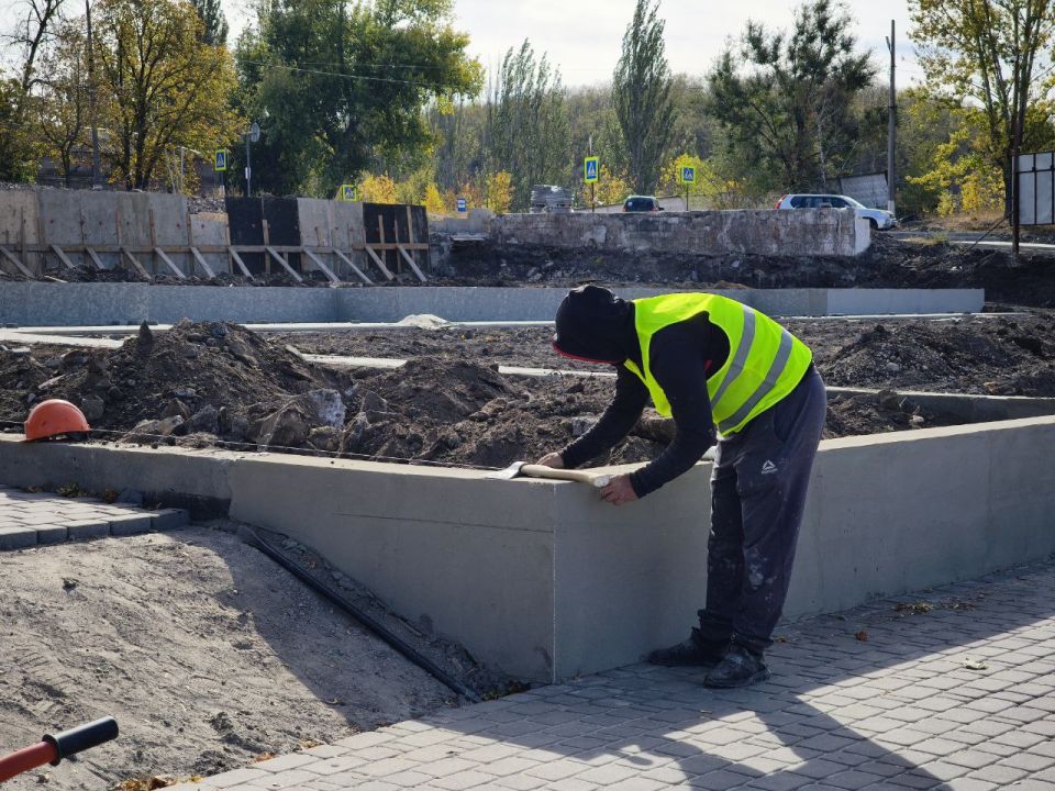 В Кировске продолжаются работы по реализации проекта благоустройства общественной территории «Сквер в городе Кировске, на улице Войкова»