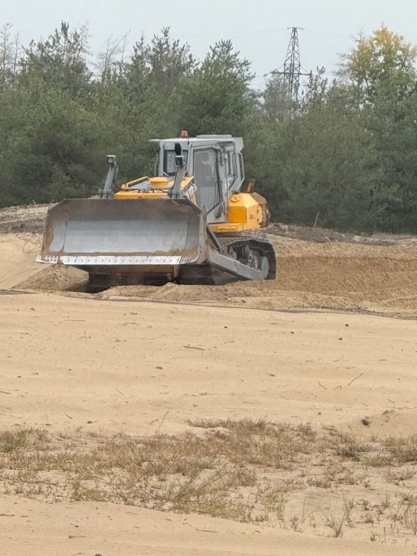 Главный инженер МУП «ДЭП города Рубежное» Юрий Рыбалко и ответственный за действующие кладбище №3 Александр Гарькаев показали проделанную работу по благоустройству