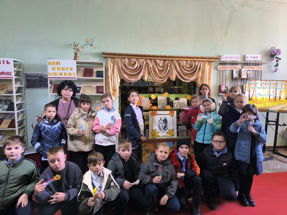 В библиотеке ДК г. Вахрушево состоялась встреча «Души Есенинской тепло», приуроченная к 130-летию со дня рождения великого русского поэта