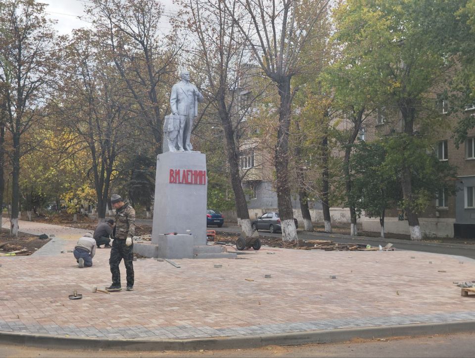 В Молодогвардейске продолжается капитальный ремонт дороги на улице Ленина и благоустройство аллеи